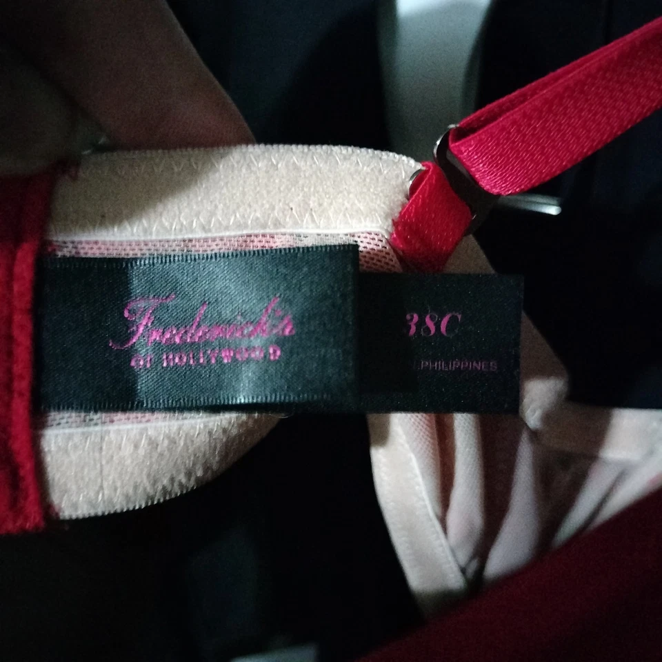 ¡NUEVO CON ETIQUETAS! Sujetador Frederick's of Hollywood Exxtreme Cleavage de encaje rojo 38C Foto 3 de 4