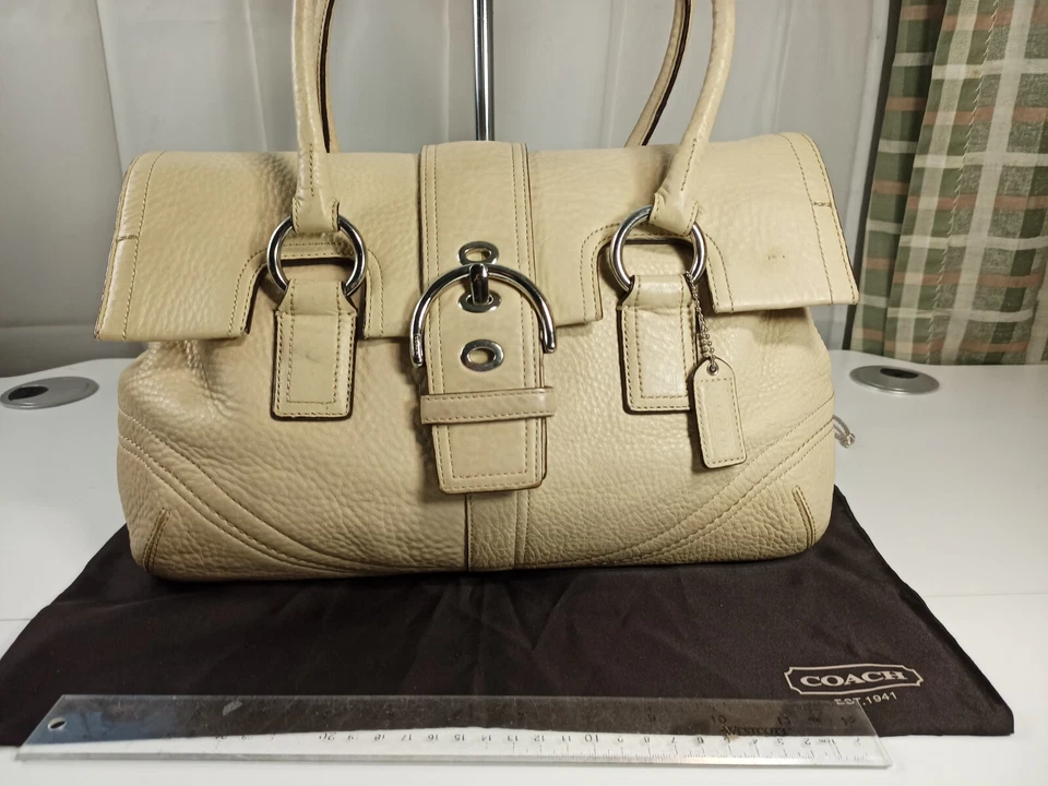 Bolso de Mano Coach Soho Mediano Crema Cuero Guijarro Plateado Foto 2 de 4