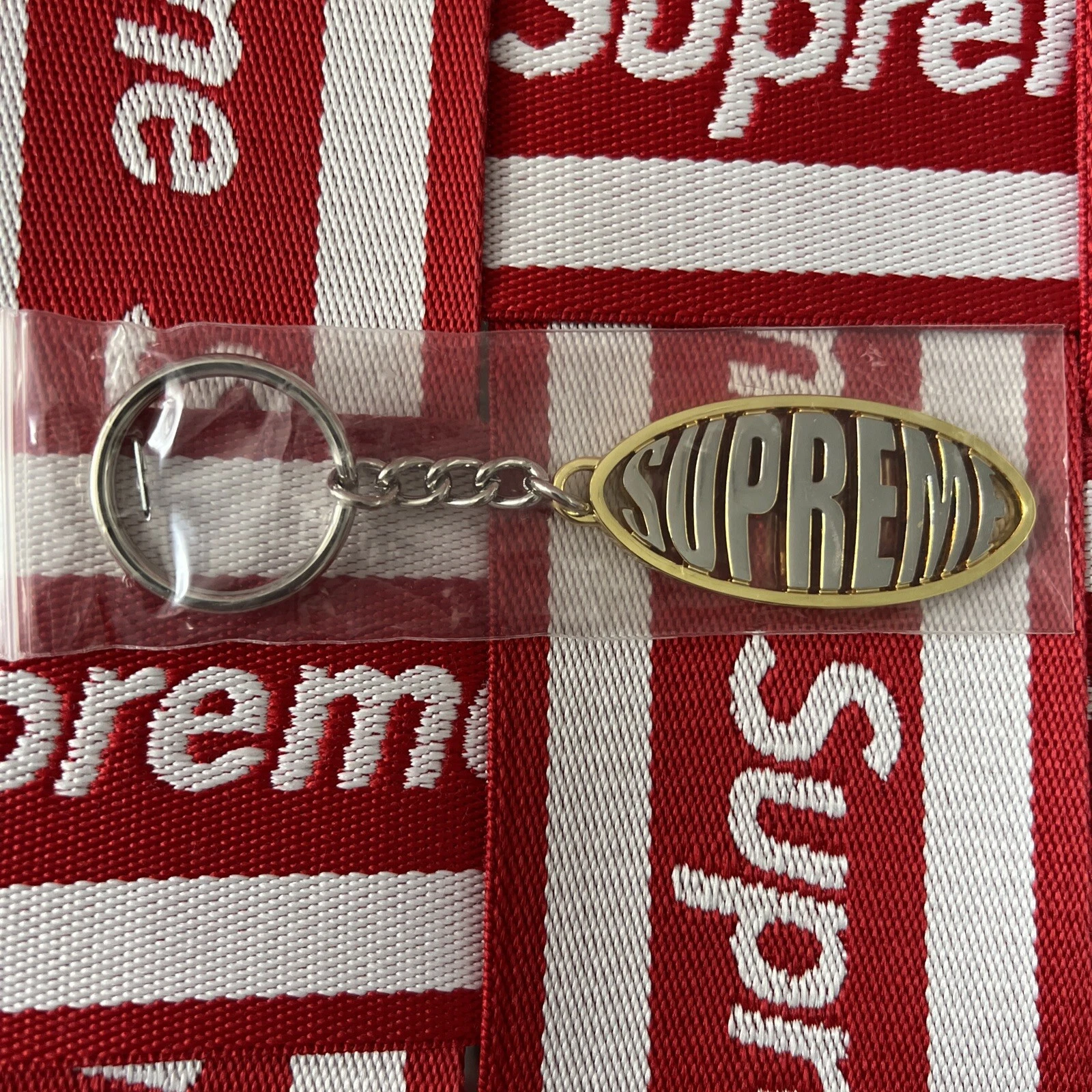 Porte clés logo ovale suprême !! Argent !!! SS17 !!! Neuf dans sa boîte !!100% authentique!!!!!!!!!!!!!!!!!