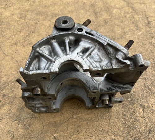 original - SUZUKI RGV250 VJ22 Front Half Of The Crankcase - Picture 2 of 7