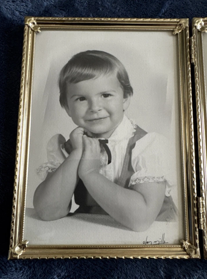 Marco de fotos doble de metal dorado vintage con bisagras 5X7 MCM decoración retro con molinos de aceite Foto 4 de 4