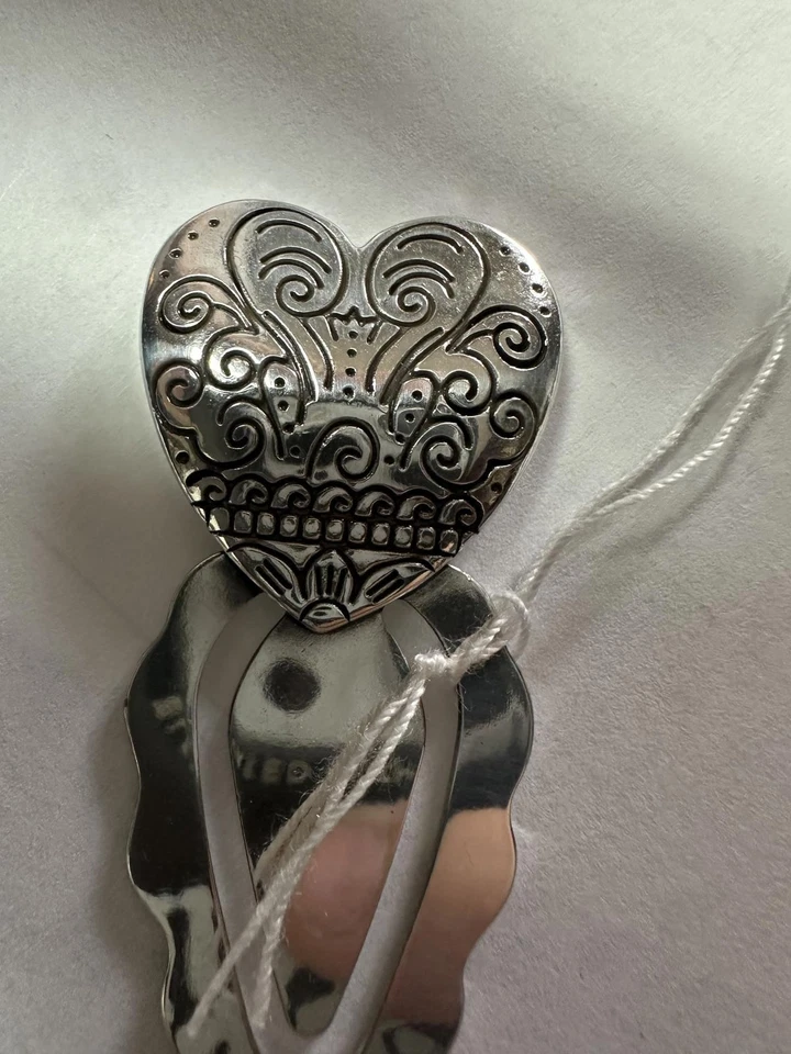 Marcador de pinza de pelo decorativo en forma de corazón tono plata Brighton Foto 2 de 3