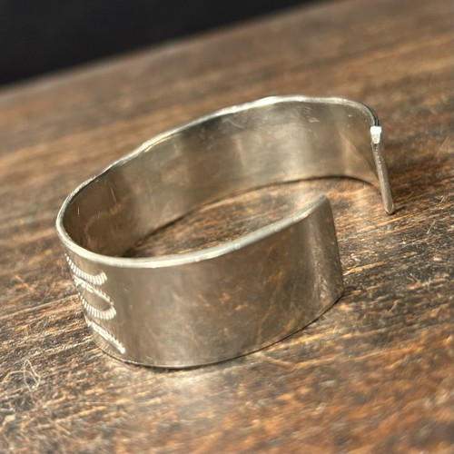Vintage Sterling Silver Cuff Bracelet Native American Bear Detail Estate Jewelry - Picture 13 of 16