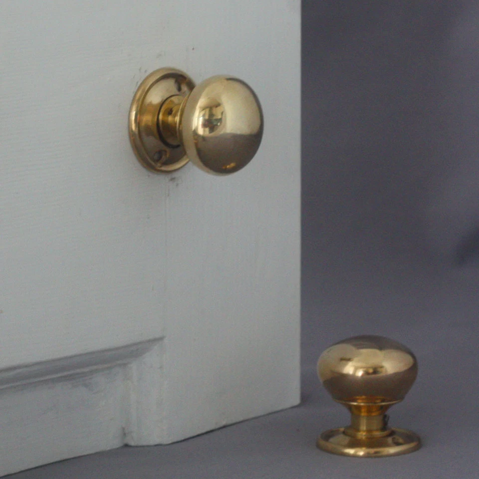 Small Brass Georgian Cottage Door Knobs - Image 2 of 4