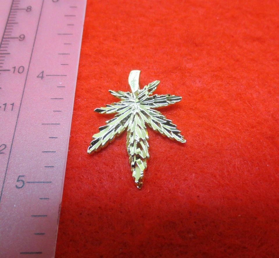 14 KT GOLD PLATED DIAMOND CUT MARIJUANA POT LEAF HEMP CHARM PENDANT-116 - Image 2 of 2
