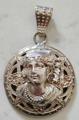 Bijou pendentif ancien en métal argenté - Photo 1/4