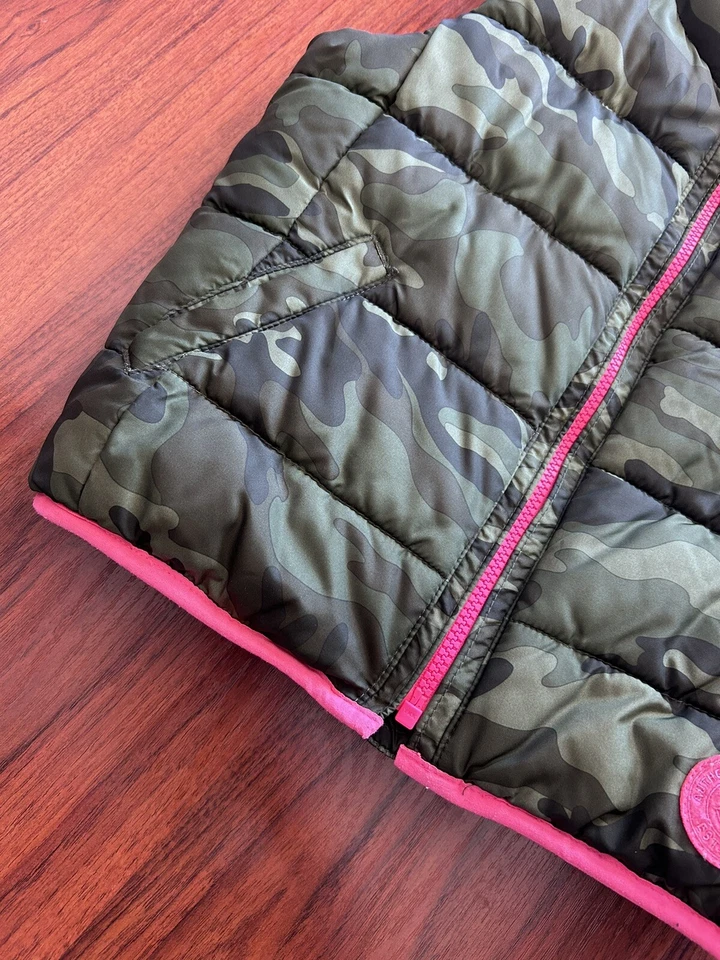 Chaleco acolchado GAP Kids cremallera completa niñas talla S/pequeño verde camuflaje rosa intenso piel de oveja Foto 3 de 4