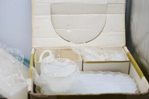 Vintage anchor hocking 22 k, milk white glass snack set. (8 piece) GA