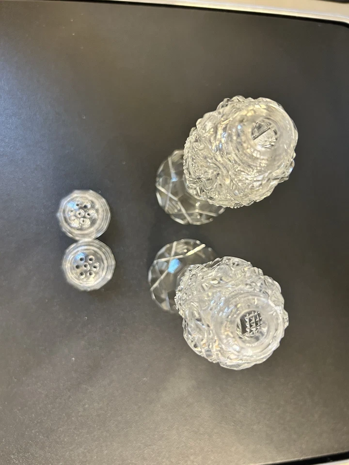 Juego de coctelera de sal y pimienta de cristal cortado vintage con tapas giratorias de vidrio Foto 3 de 4