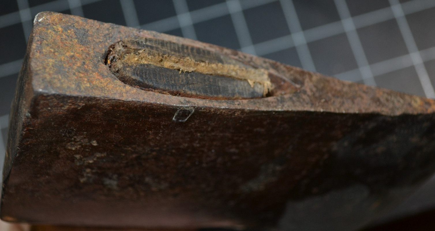 PEAVEY MFG - OAKLAND MAINE - 2 1/2# SINGLE BIT AXE  W ORIGINAL HANDLE