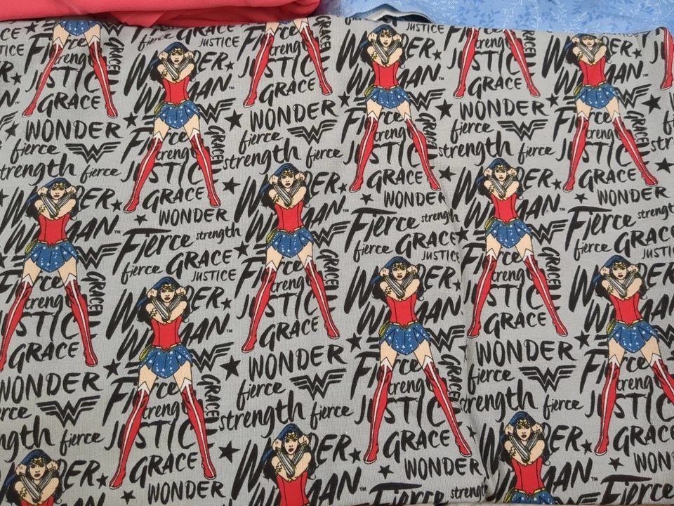 Tela gris Wonder Woman, rosa macizo, azul con hojas, 1 lb 14 oz Foto 2 de 4