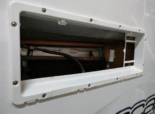WHITE TOP OR BOTTOM THETFORD FRIDGE VENT FRAME 62407780