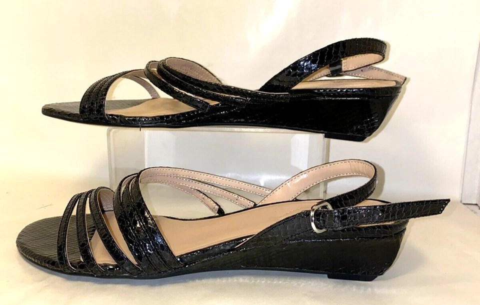 Sandalias de cuña baja con tiras de cuero con textura de serpiente Bandolino para mujer 9M negras *O Foto 2 de 4