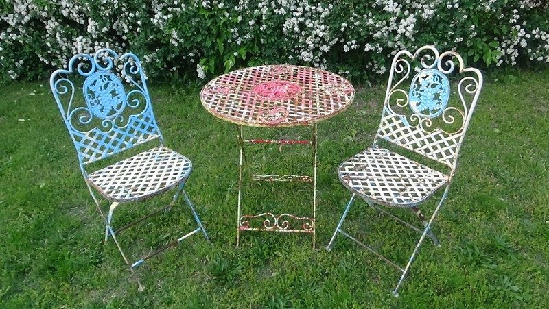 Vintage Steel patio set furniture with 28 "Table and 2 Chairs Needs Refinishing