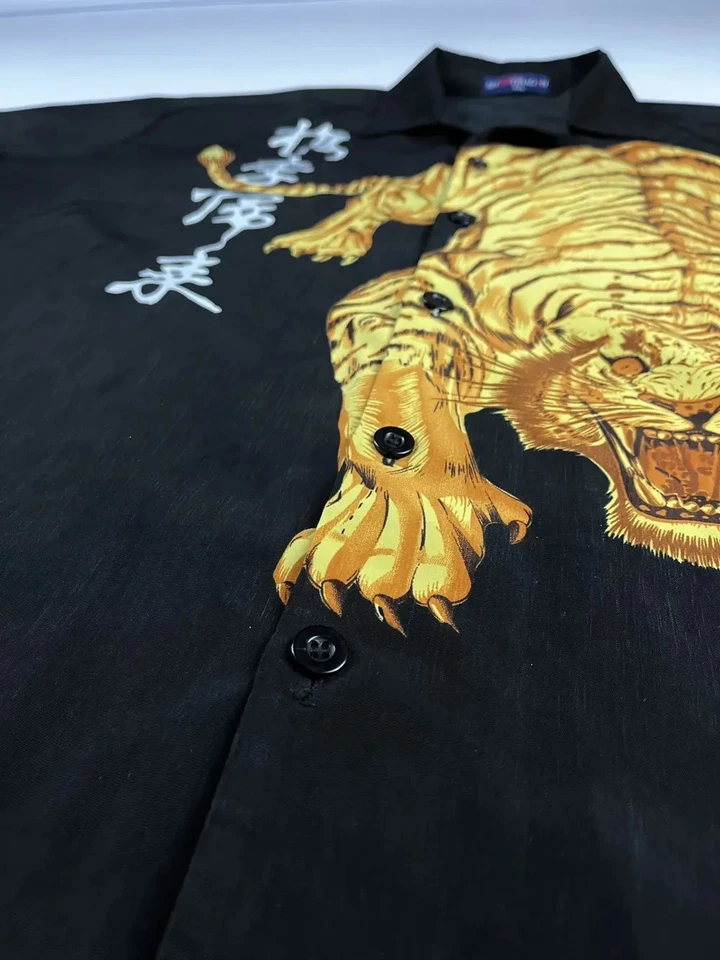 Camisa abotonada manga corta estampado tigre inspiración vintage Foto 4 de 4