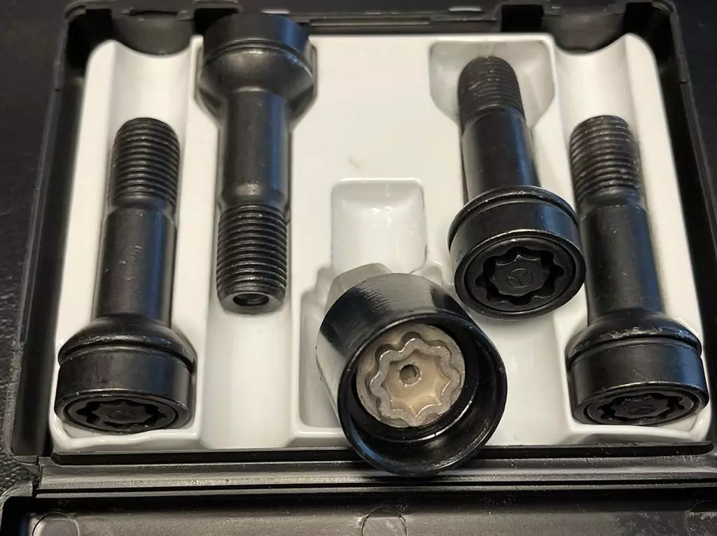Rim locks for cars deals