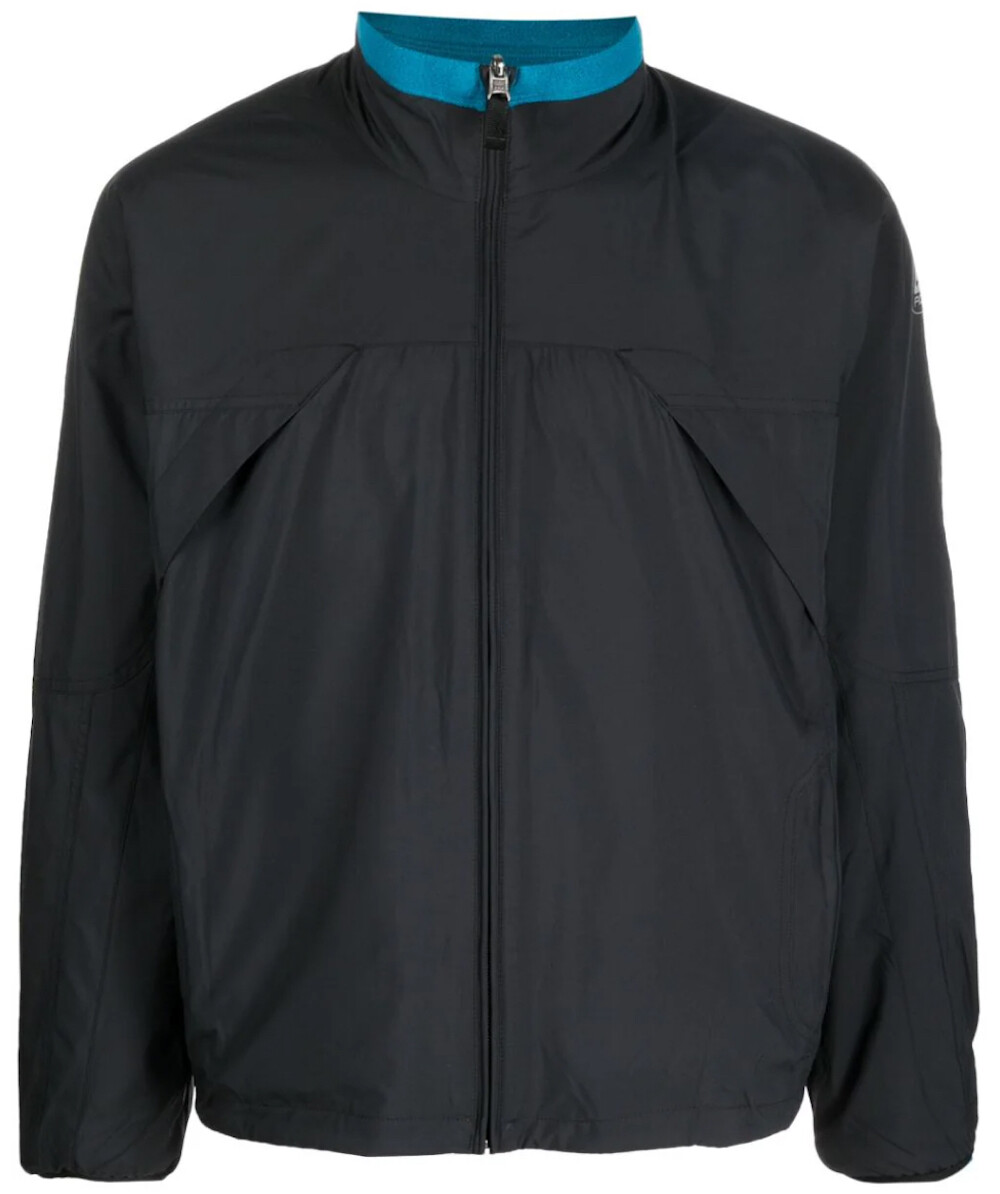 ПРЯМАЯ ВЕТРОВКА HERREN JACKE DV9213-010 С ОБРАТНОЙ СТОРОНЫ ОТ NIKE ACG OREGON SERIES DV9213-010
