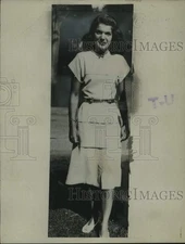 Press Photo Jacqueline Bouvier, age 18, smiles for photograph - tua26219