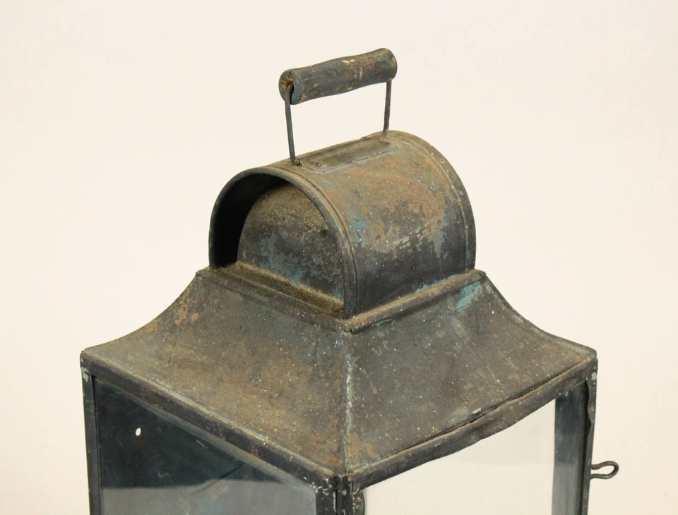 =Antigua lámpara de linterna de vela de granja primitiva grande del siglo XIX, estaño y vidrio Foto 2 de 4