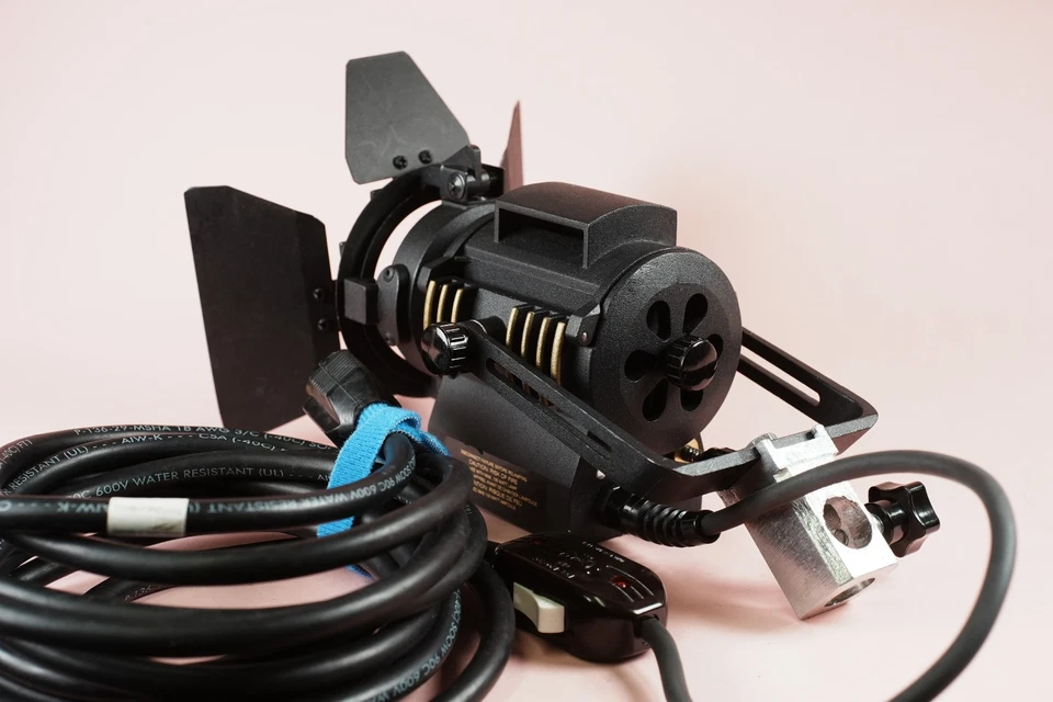 LTM 100W Pepper Light with spare bulbs - Image 2 of 4