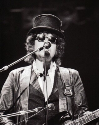 Bob Dylan Unsigned 10'' x 8'' Photo - Singer - Donation to Cancer Charity *19