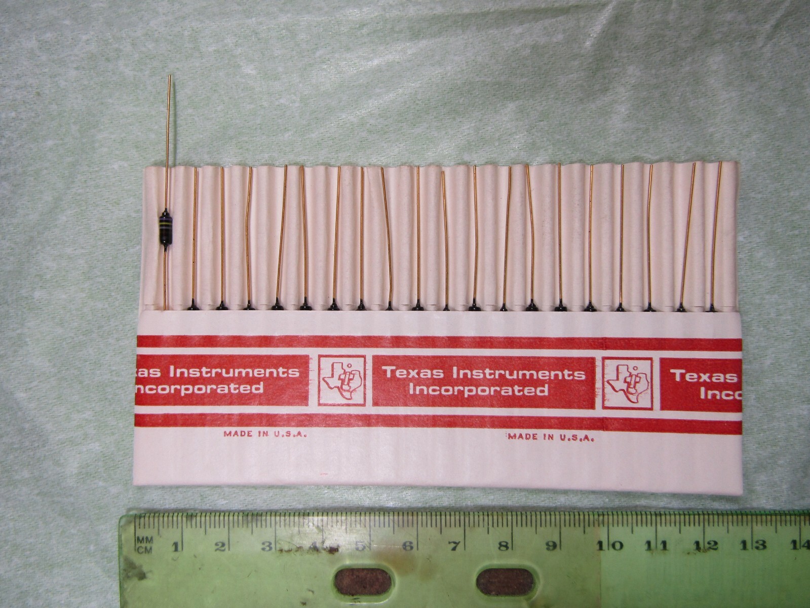 Diode Zener 200V 1.5W DO-41 (DO-204AL) - Référence Z4KE200A-E3/54 - Tolérance ±5% - Pour Circuits Électroniques - 11