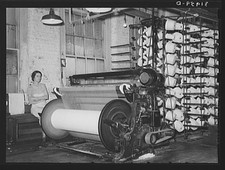 Foto: Bobinadora Warp con operador. Laurel Mills, Laurel Mississippi