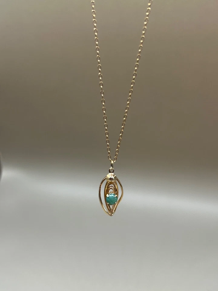 Vintage Gold colored pendant necklace with green stone - Image 3 of 4