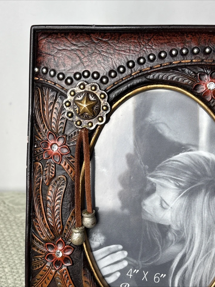 Marco de fotos con aspecto de cuero tooled occidental flores rojas y pedrería hecho en arco iris Foto 3 de 4