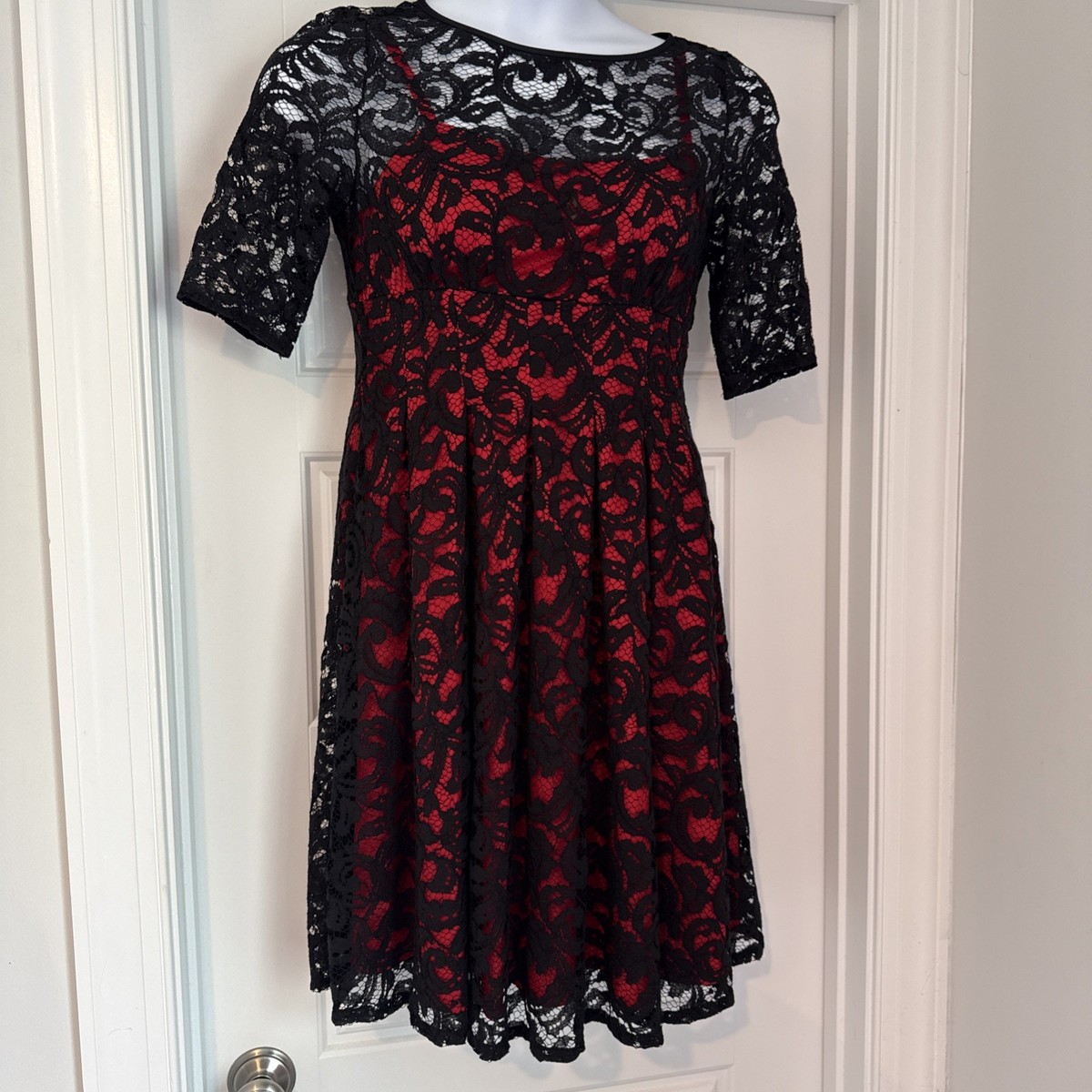 adrianna papell fit & flare dress 10P Black Lace Over Red Goth garden parties Adrianna Papell Black Lace Leaf