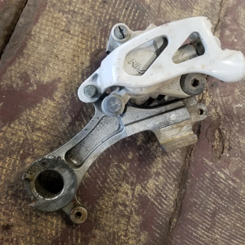 2003 03-05 Yamaha YZ450F YZ Pinza de freno trasera Soporte Cilindro maestro Manguera CB Foto 4 de 4