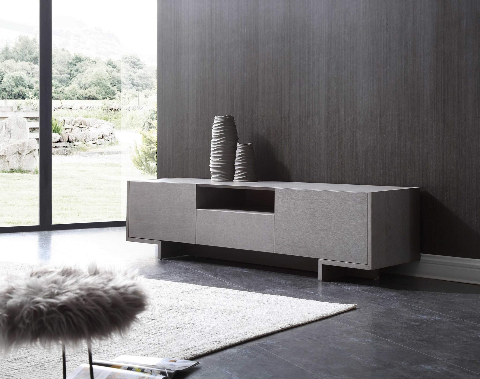 73 Шкаф из серого дерева с закрытой подставкой для телевизора 405190₽