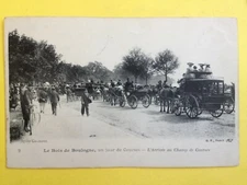 PARIS Transport Circulation ATTELAGE CALÈCHE VÉLO un jour de COURSES de CHEVAUX