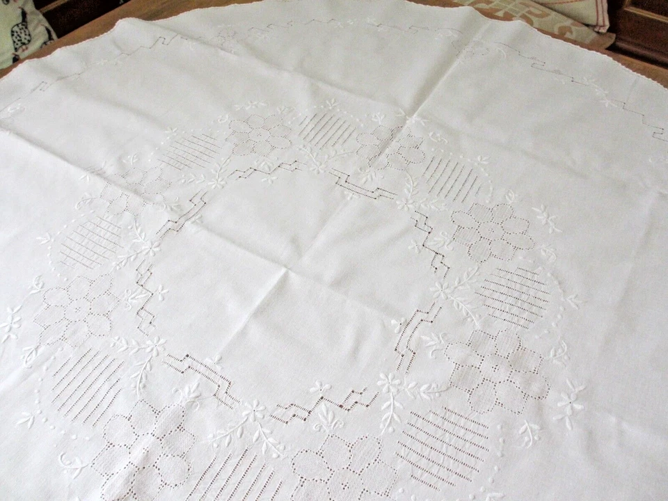 Tischdecke rund BW weiß, elegant, Hohlsäume und Weißstickerei, DM 105 cm