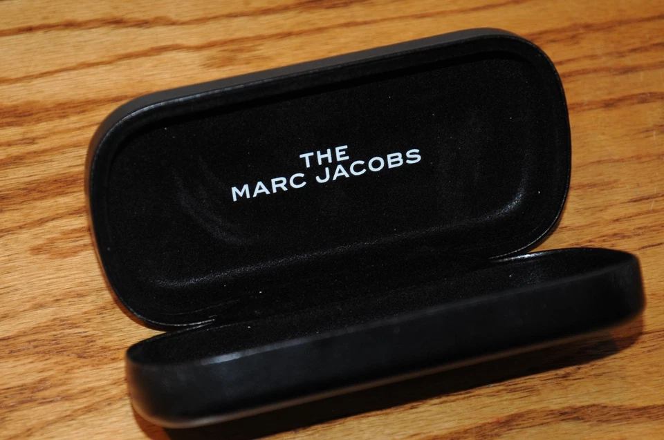 Estuche para gafas de sol The Marc Jacobs de cuero negro carcasa rígida estuche para gafas Foto 4 de 4