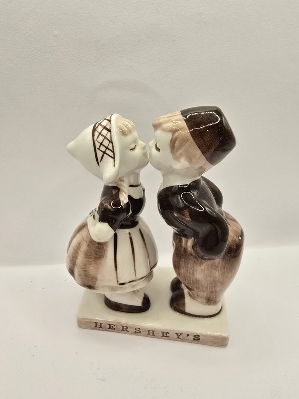 Delft Brown Hershey Kissing Couple Holland Hand Painted 4" Vintage Figurine