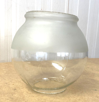Eine halbe Milchglas Laterne Kugel 4 3/4'' hoch - 3 1/4'' Monteur