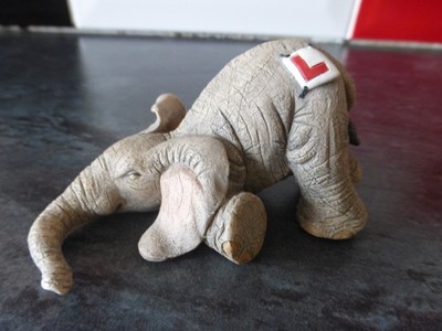 Tuskers 91283 Learning To Sleep Elefant Figur