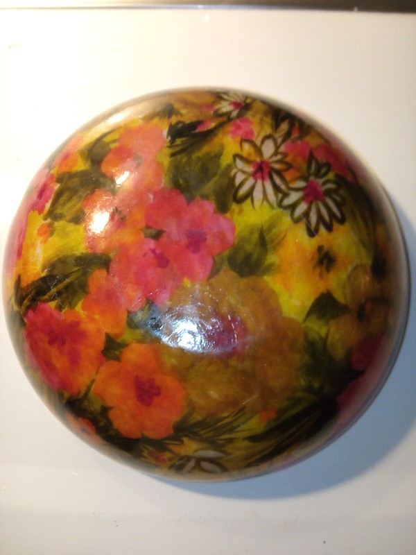 No Reserve - VTG. MCM Fiberglass Res. Floral Serving Snack Bowl 12.5"dia. × 4"dp