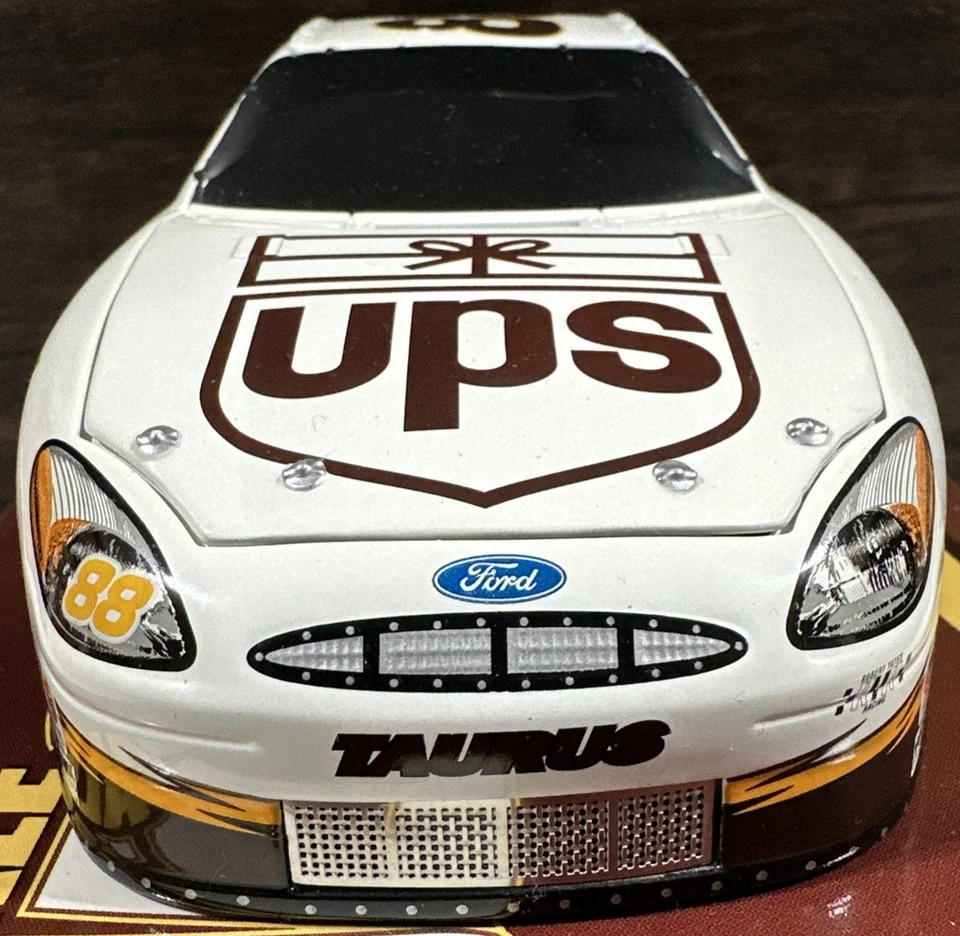Dale Jarrett #88 2002 UPS Ford Taurus 1/24 acción NASCAR diecast banco cromado Foto 3 de 4