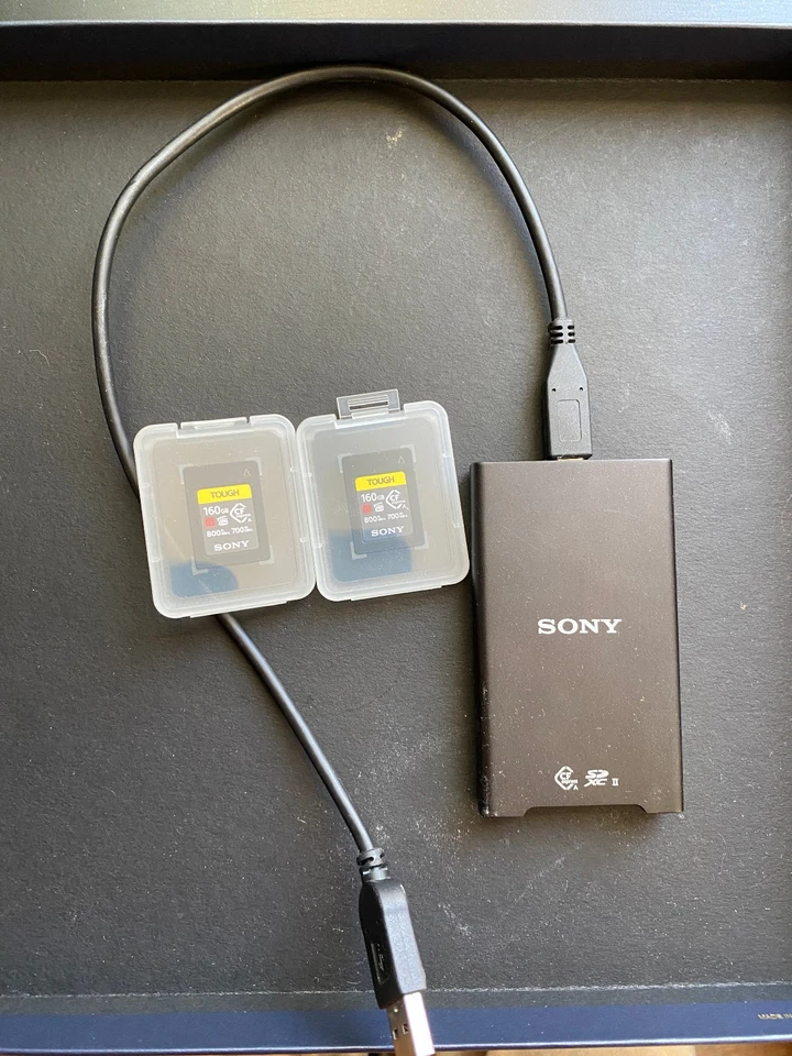 WIE NEU: Sony Kartenlesegerät + 2 x CFexpress (TYP A) 160 GB 800MBs/700MBs - Bild 2 von 4