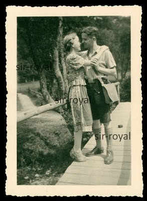 Verliebtes junges Paar auf einer Brücke - 1930er - Foto 7x9cm