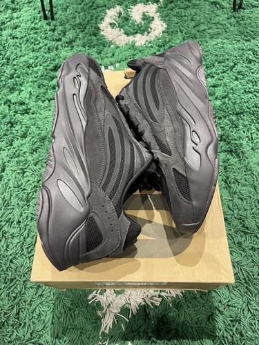 Größe 10 - Adidas Yeezy Boost 700 V2 Vanta 1x getragen - Bild 1 von 7