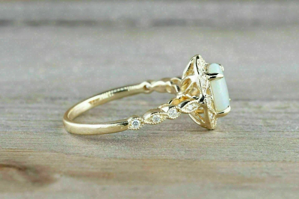 Anillo para mujer con halo de ópalo de fuego simulado de corte ovalado de 3 quilates enchapado en oro amarillo de 14 quilates plateado Foto 2 de 4
