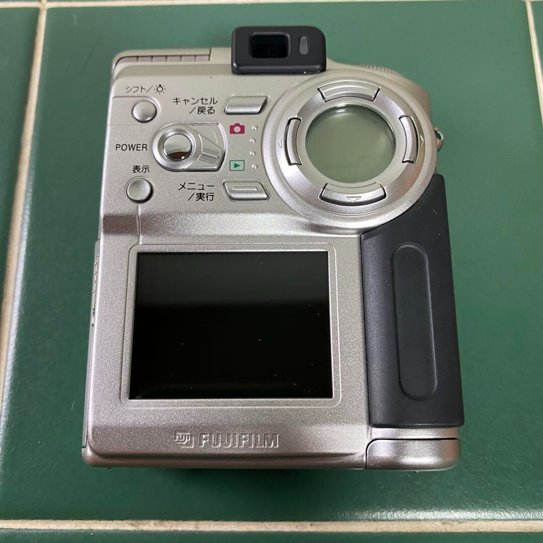 FUJIFILM FinePix 4700z Digital Camera 4.3MP Limited Silver FUJIFILM FinePix 4700z Digital Camera 4.3MP Limited Silver