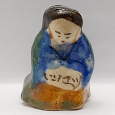 Fève personnage petit santon puce en céramique émaillée (B39A)