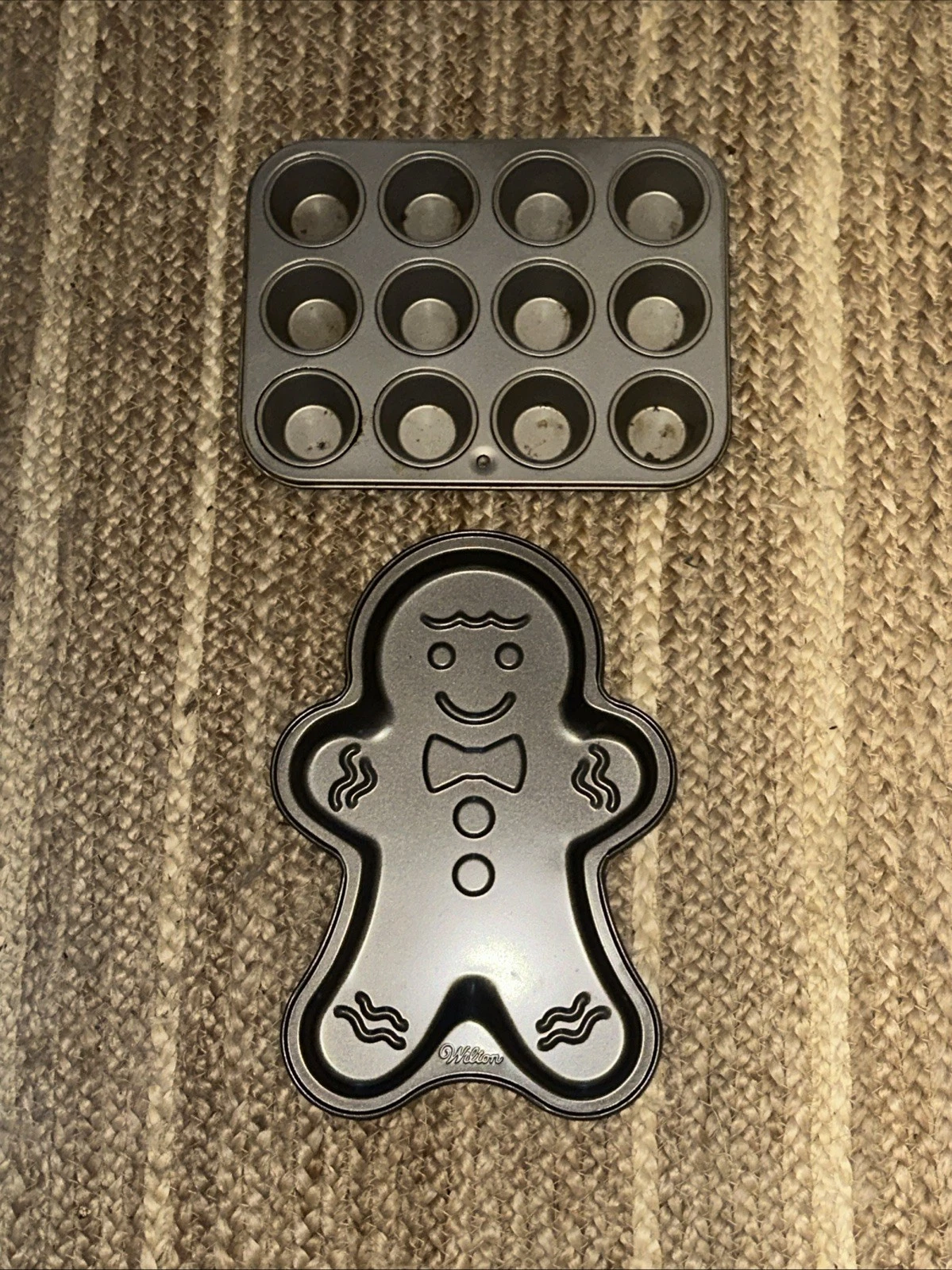 New WILTON Gingerbread Man Mold Tin + Vintage Muffin LOT of 2 BID 4 CHARITY ❤️