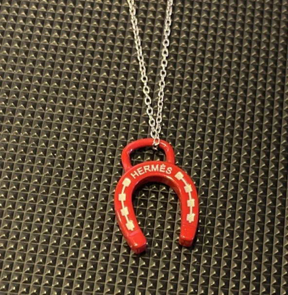 "Dije de herradura rojo Hermes Paris con cadena de plata de ley de 18"" pieza de coleccionista" Foto 3 de 4