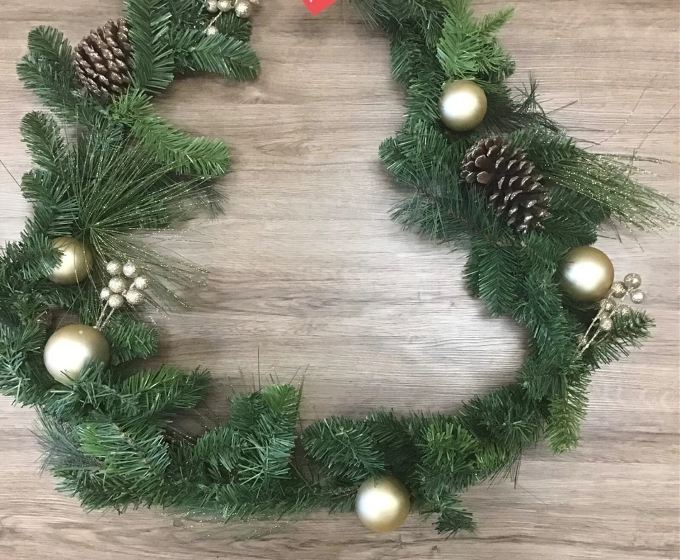 Guirnalda adorno de pino artificial de 6 pies Wondershop bayas brillantes de oro verde Foto 3 de 4