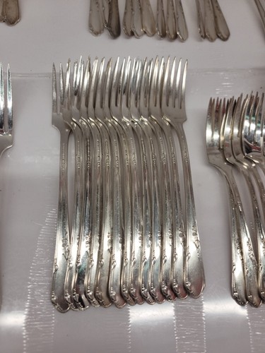 81 Pcs MEADOWBROOK Wm A Rogers Oneida LTD A1 Plus Silver Plate Flatware Set - Picture 4 of 8